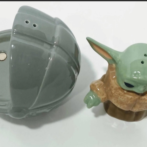 Star Wars - Yoda The Child sculpted Ceramic Salt Pepper Shaker set Mandalorian - Picture 5 of 6